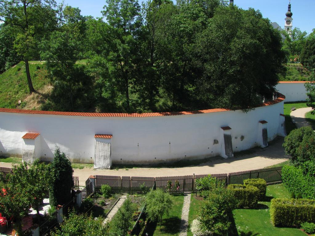 Penzion 102 Pardubice Exterior foto
